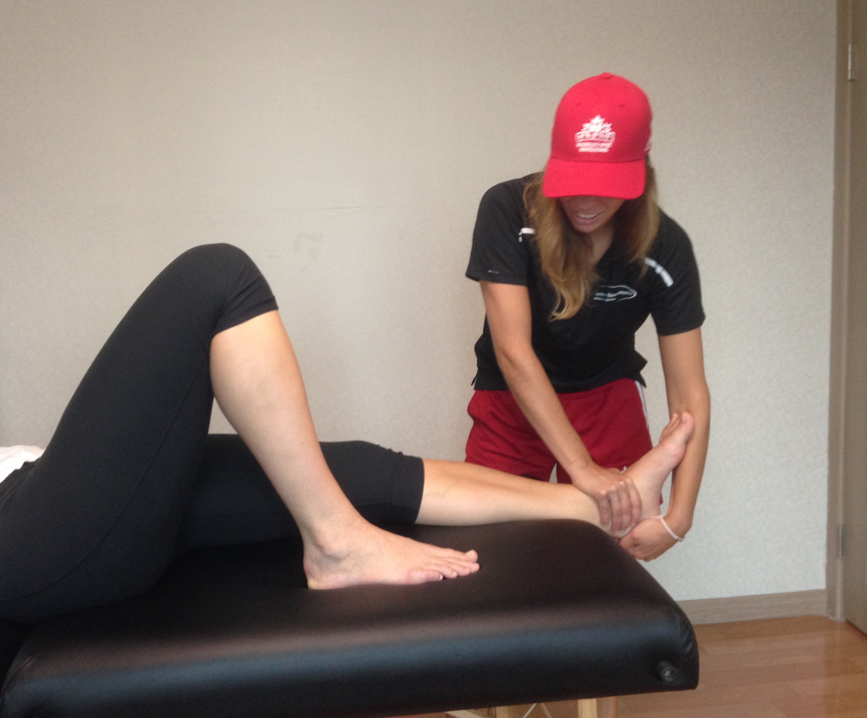 Laurianne Crevier en séance de physiothérapie - Thérapie manuelle et traitement personnalisé